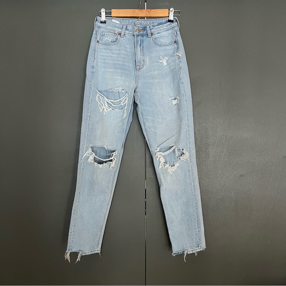 American Eagle Mom Jean Distressed Light Wash Size 0 100% Cotton